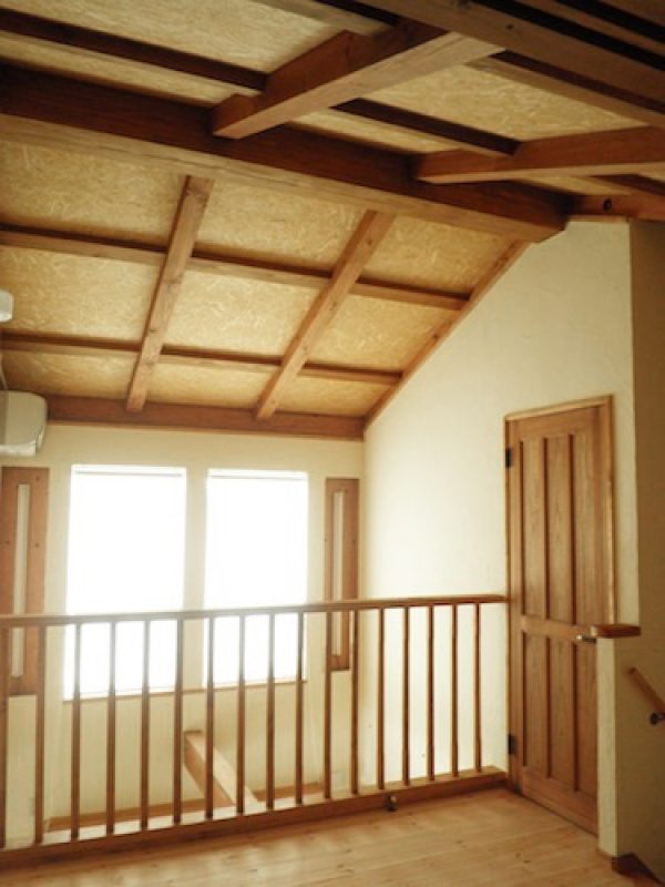 小屋裏の吹き抜けに面した2階ホール