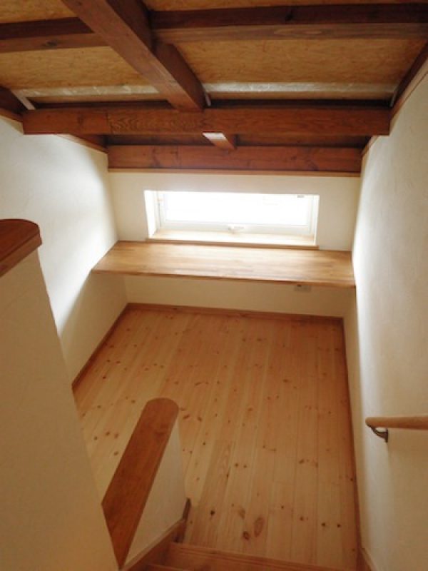 落ち着いた小屋裏の書斎部屋