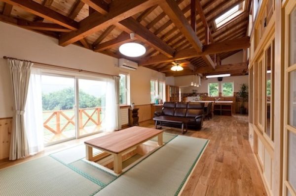 畑に面した大きな平屋のリビング・ダイニング・キッチン