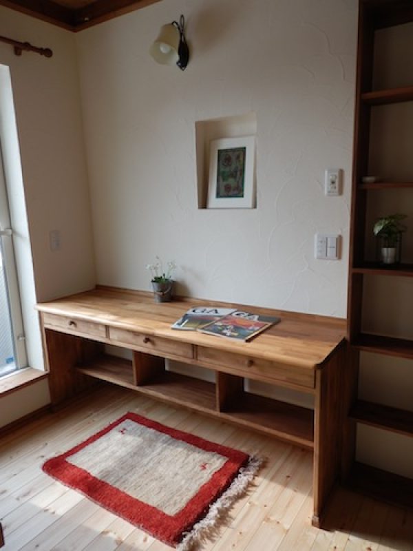 日当たりの良い大きな作業テーブル