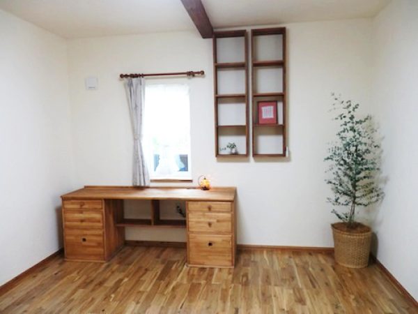 テーブルと飾り棚のある子供部屋