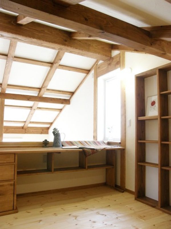 吹き抜けに面した小屋裏の作業机