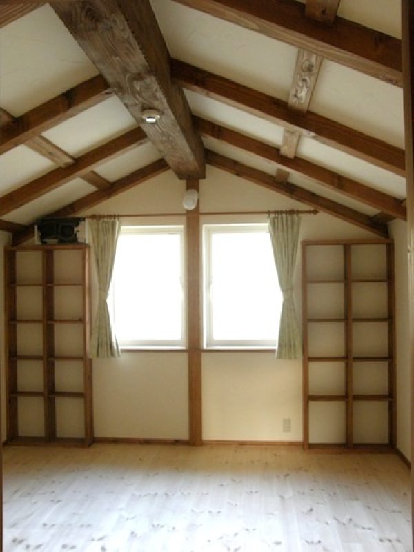 シンメトリーな小屋裏の子供部屋