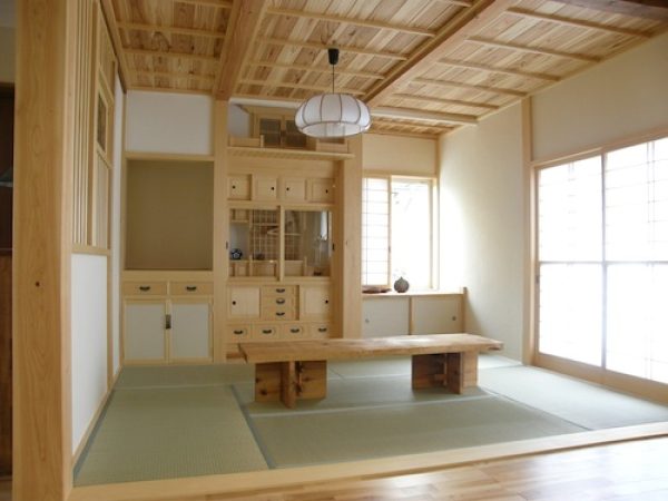 リビングと連続した和室・手作り茶箪笥
